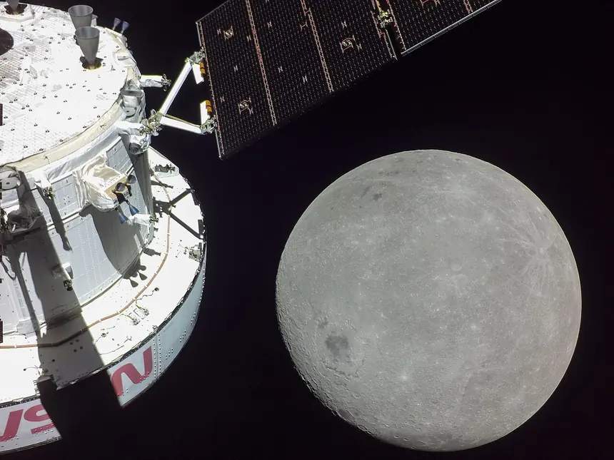 Orion Approaches Moon for Outbound Powered Flyby.jpg