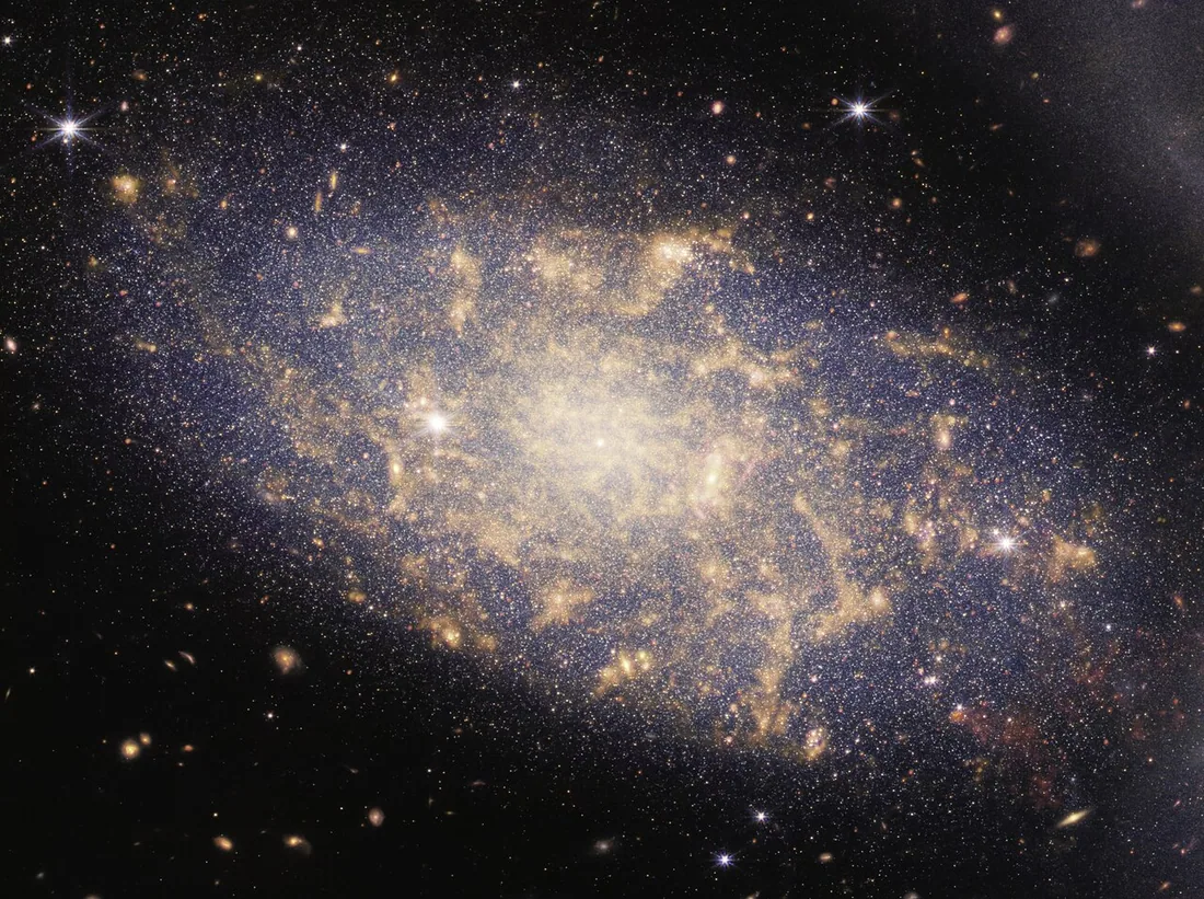 NGC 7320 taken by James Webb Space Telescope (cropped).jpg