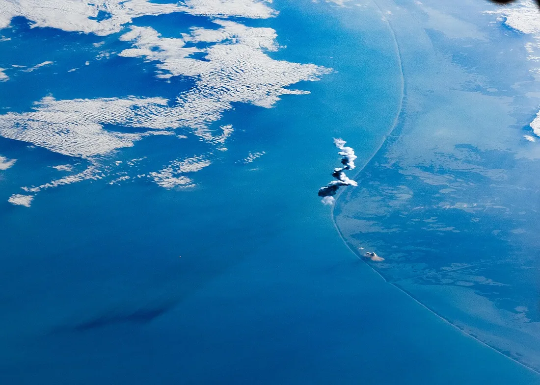 Launch of SpaceX Starship 6 rocket seen from the International Space Station (iss072e220161, cropped).jpg